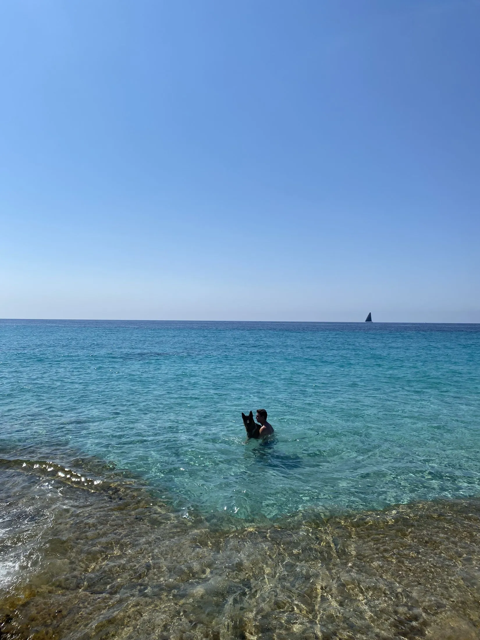 El agua transparente sobre la roca en el Cap de ses Salines