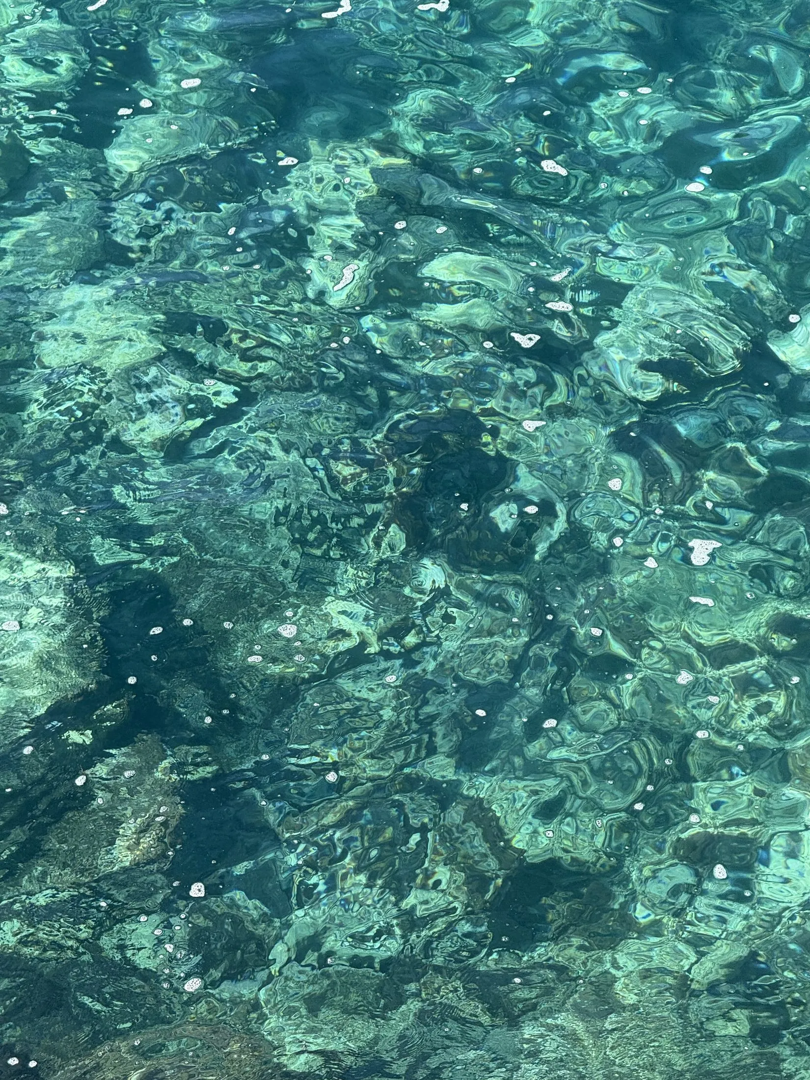 El agua transparente de Mondragó sobre la arena