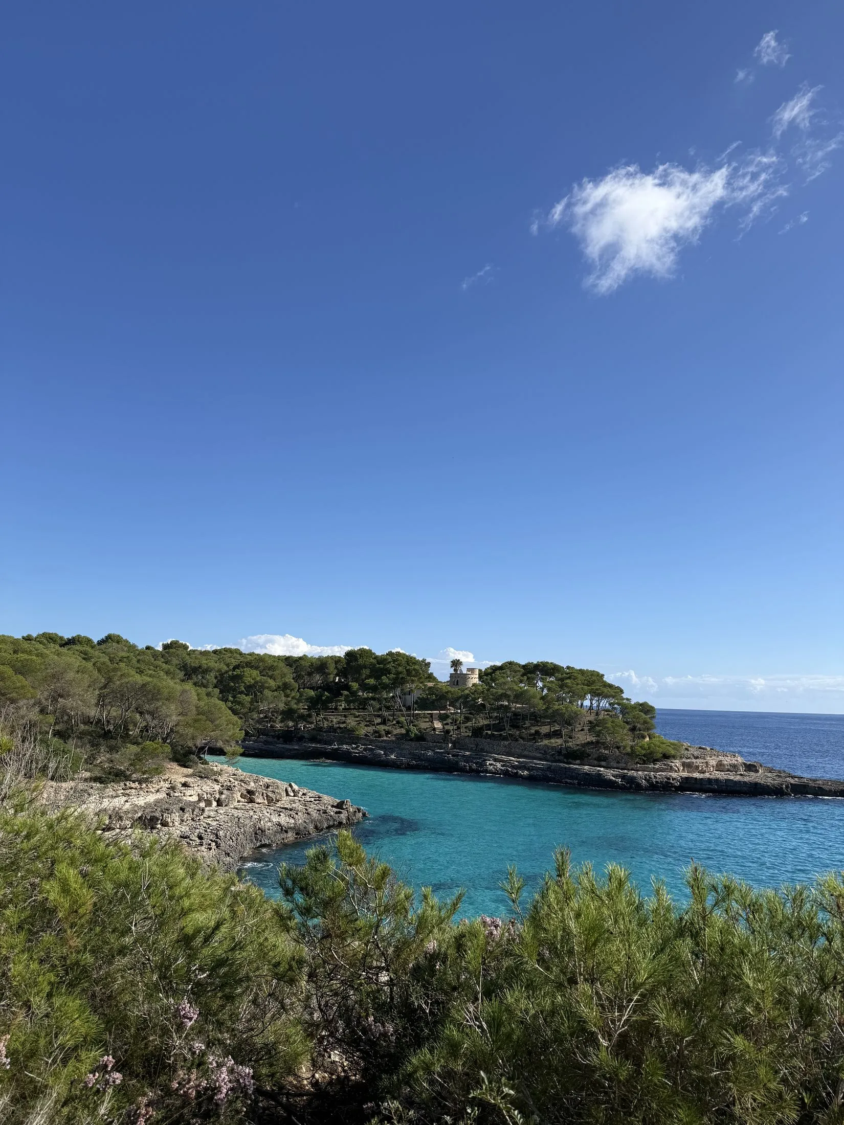 La cala de Mondragó en noviembre, con la arena vacía y el agua transparente